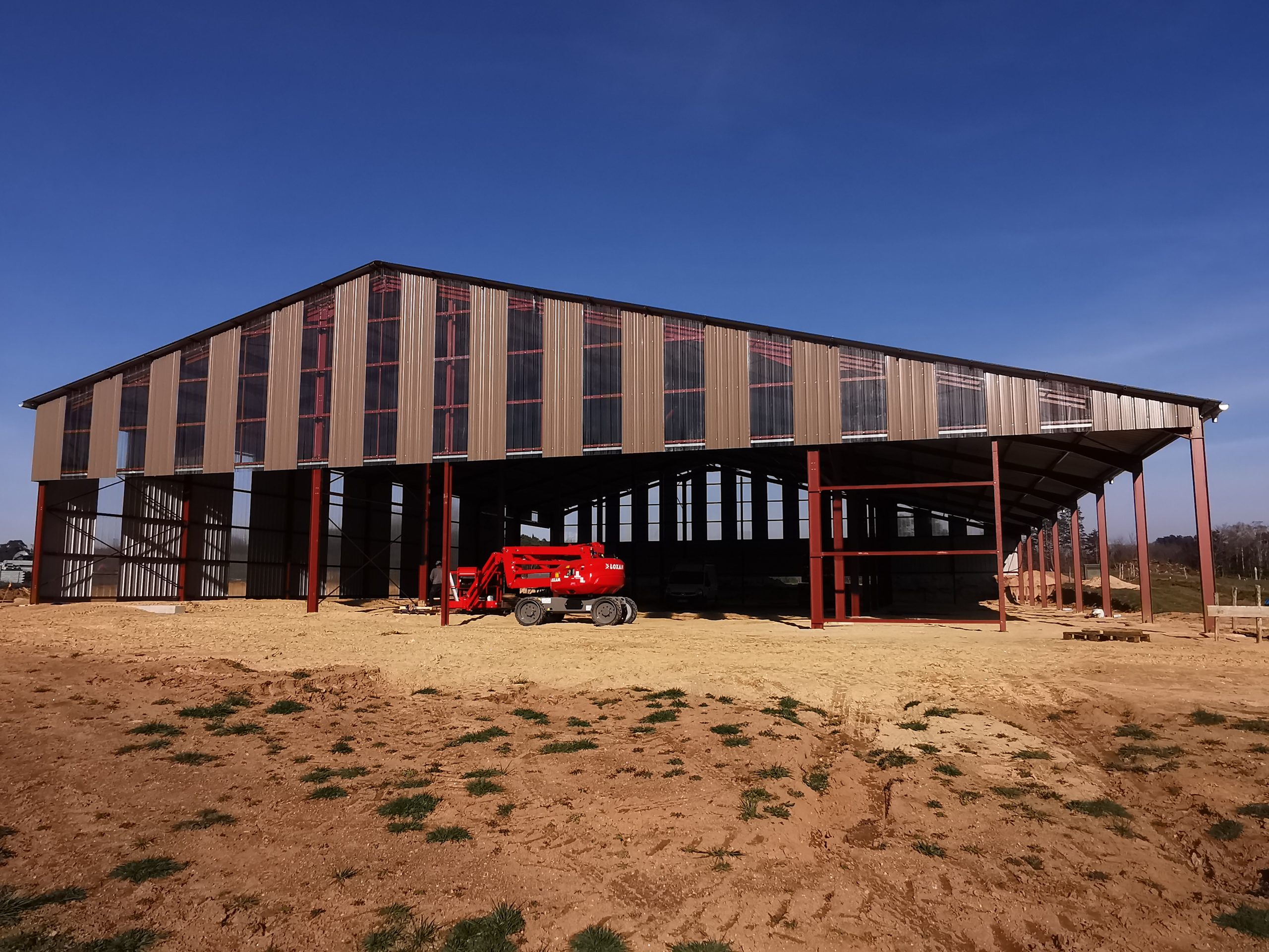 Bâtiment agricole en Corrèze. Charpente: 31 tonnes Couverture:1500m² Bardage: 500m²