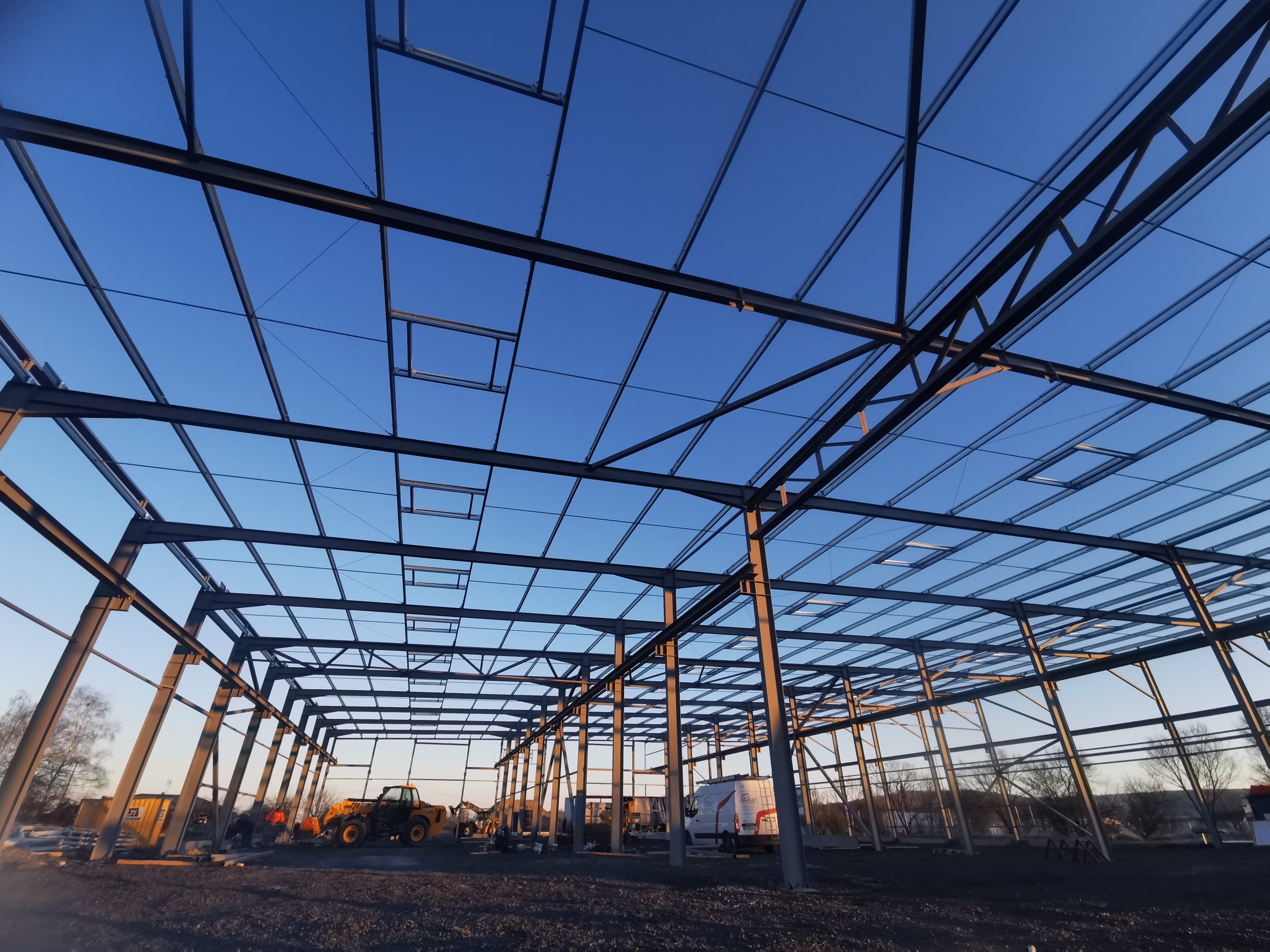 Montage d'un batiment industriel en collaboration avec la société Alkar (32). Dimensions: 3000m²