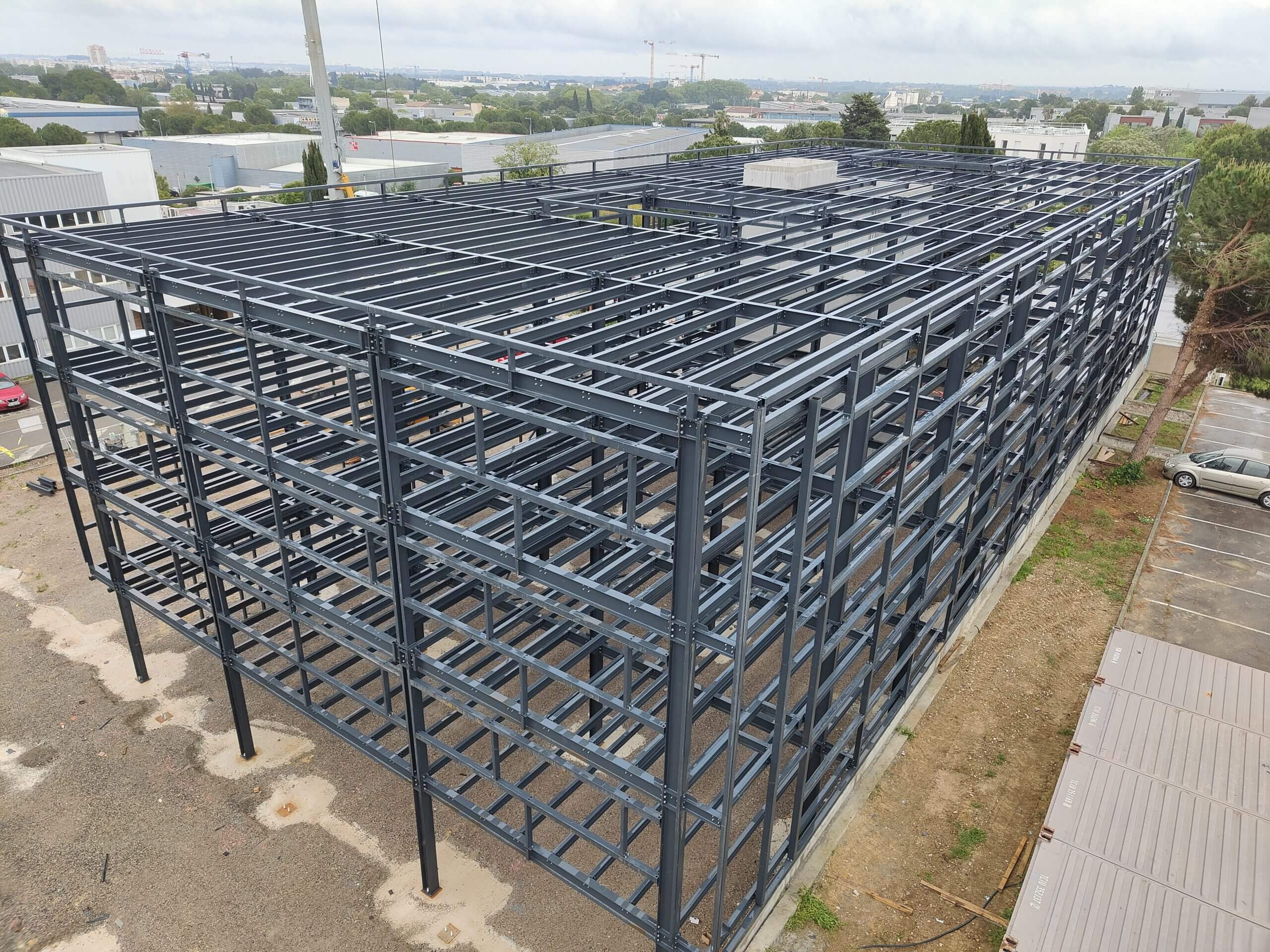 Montage d'un immeuble de bureaux + parking à Montpellier. Dimensions : environ 3500m² de plancher  Poids de charpente : 200 Tonnes