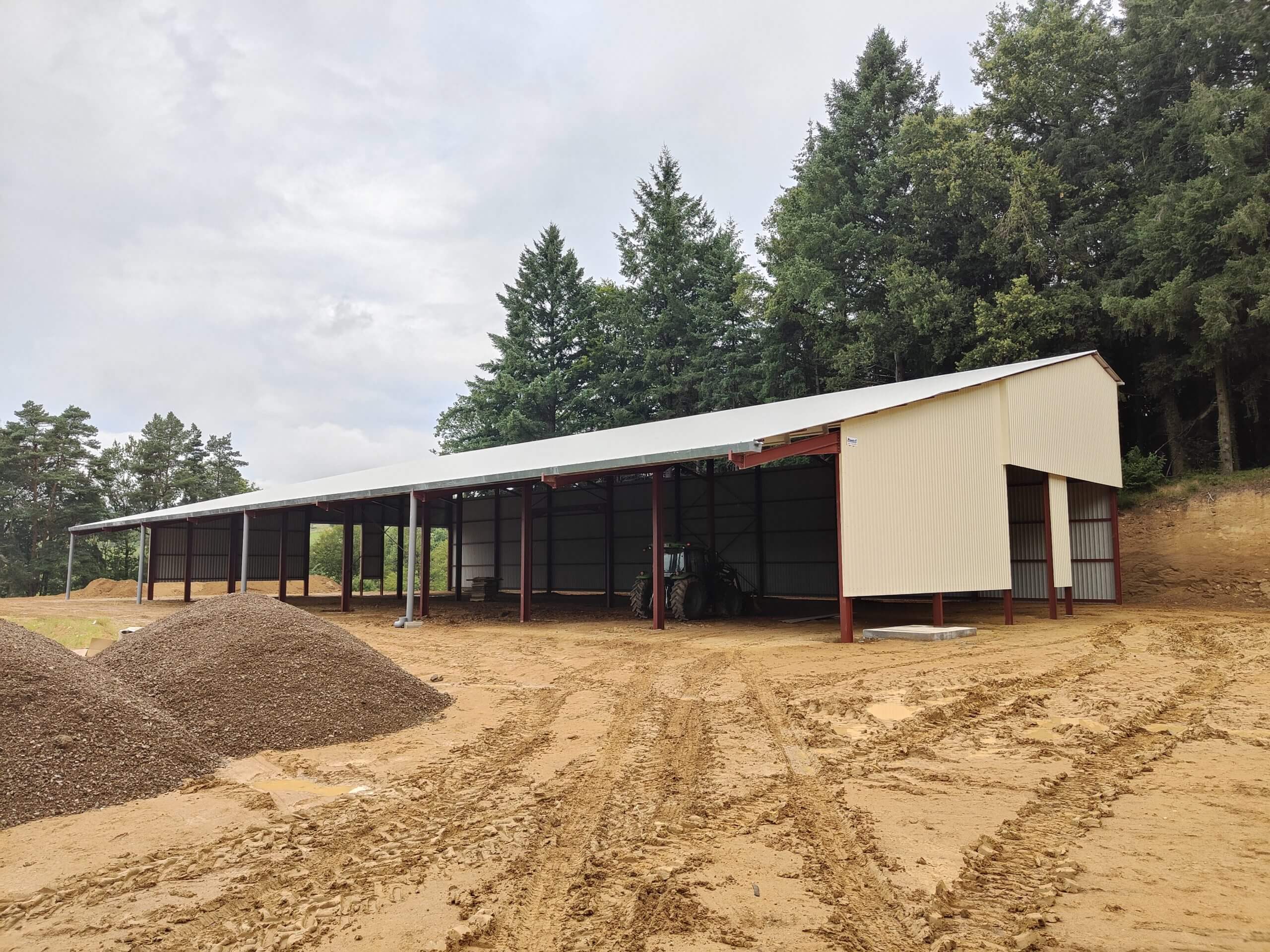 Montage, couverture et bardage d'un bâtiment agricole en Corrèze.
